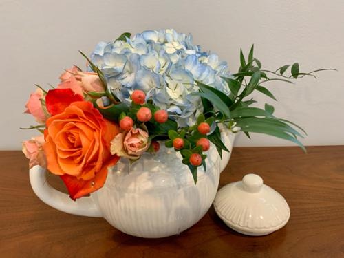 Part of the tea pots project, the minimal flowers and complementary color combination made up this modern and elegant arrangement.